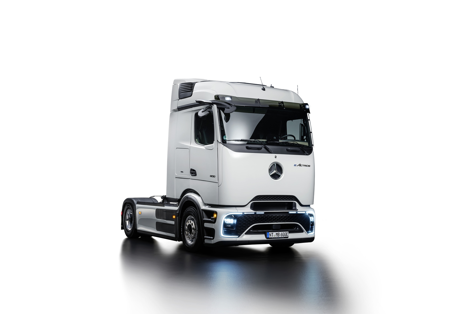 Mercedes-Benz Trucks feiert Weltpremiere des batterieelektrischen Fernverkehrs-Lkw eActros 600