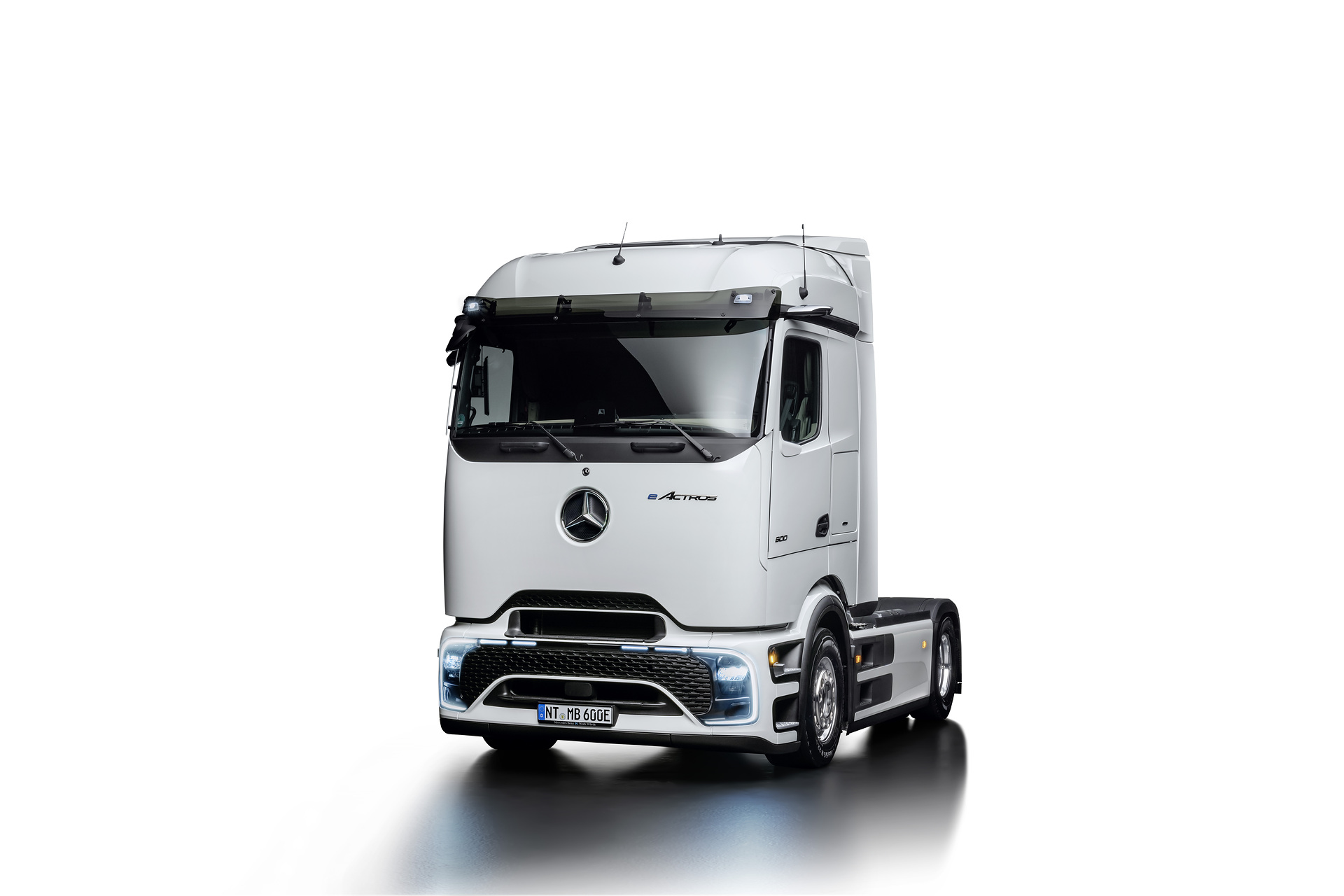 Mercedes-Benz Trucks feiert Weltpremiere des batterieelektrischen Fernverkehrs-Lkw eActros 600