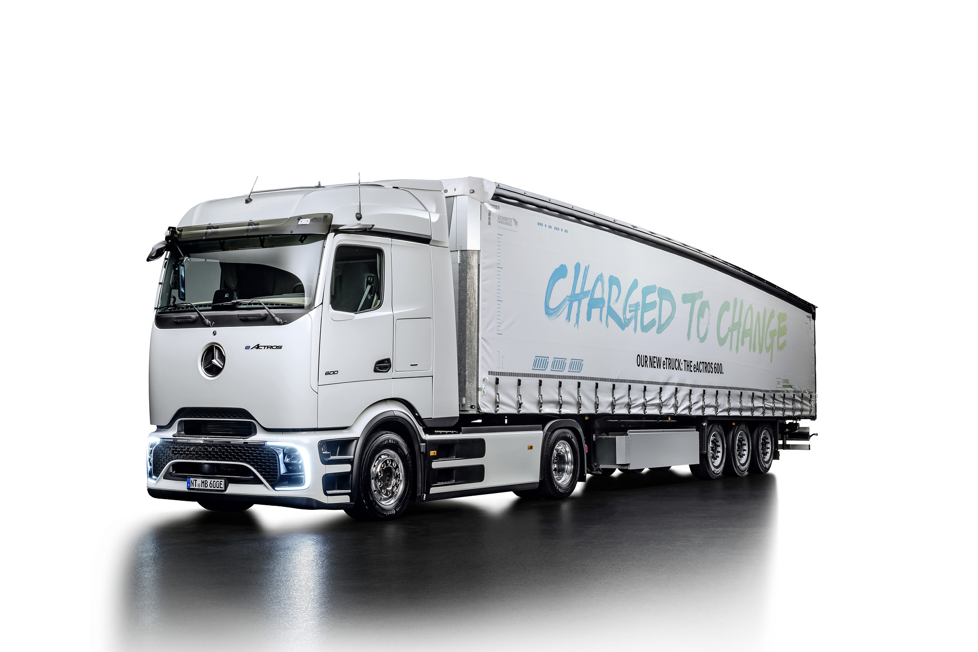 Mercedes-Benz Trucks feiert Weltpremiere des batterieelektrischen Fernverkehrs-Lkw eActros 600