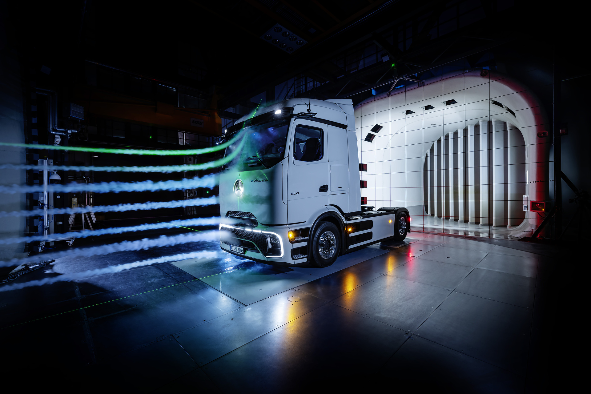 Mercedes-Benz Trucks feiert Weltpremiere des batterieelektrischen Fernverkehrs-Lkw eActros 600