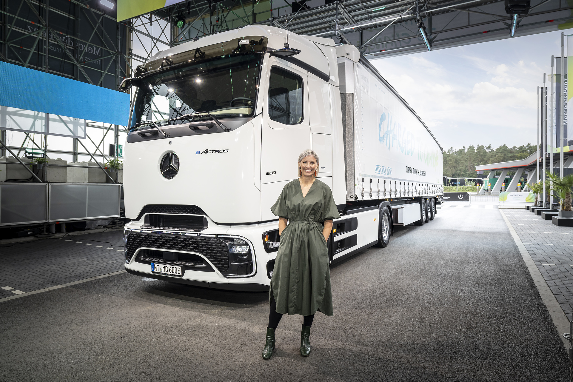 Mercedes-Benz Trucks celebrates world premiere of the battery electric long-haul truck eActros 600