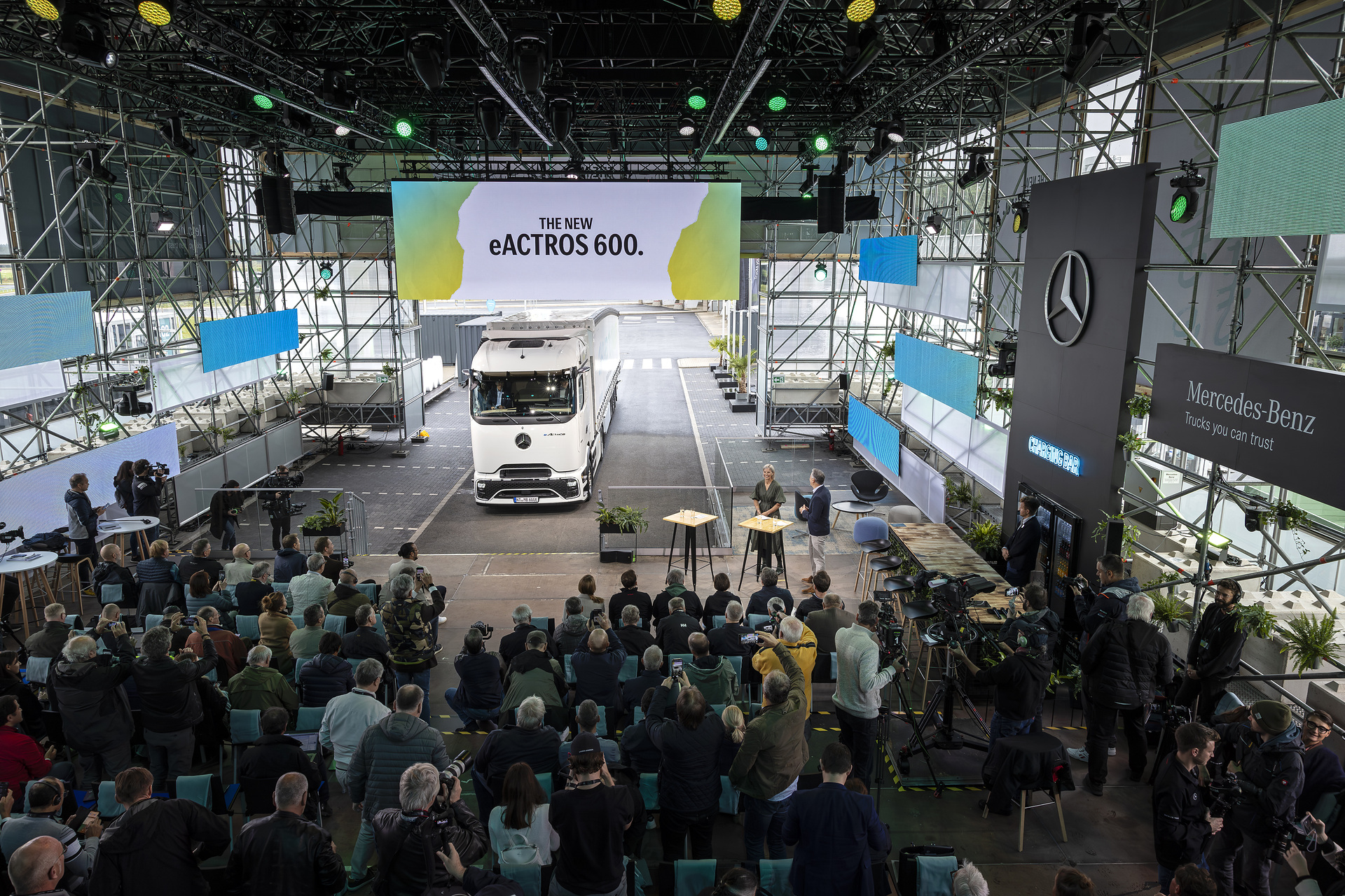 Mercedes-Benz Trucks feiert Weltpremiere des batterieelektrischen Fernverkehrs-Lkw eActros 600