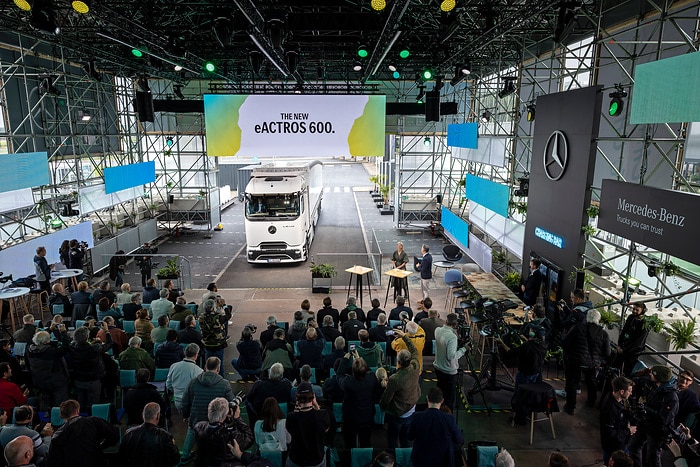 Mercedes-Benz Trucks feiert Weltpremiere des batterieelektrischen Fernverkehrs-Lkw eActros 600