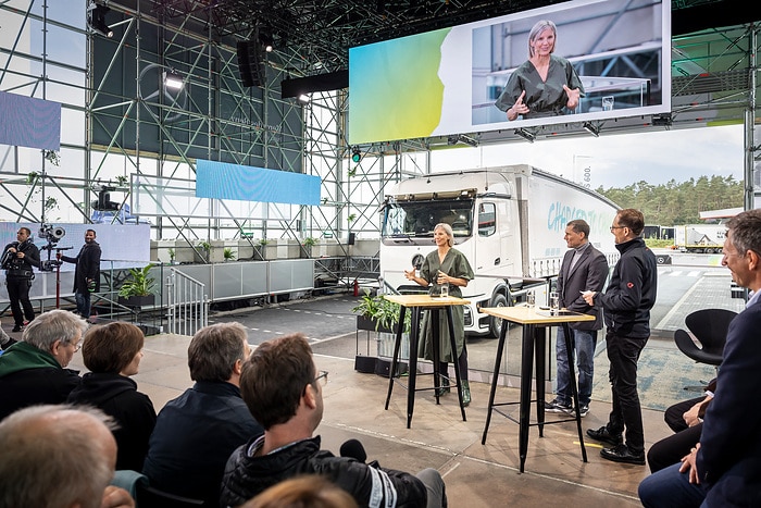 Mercedes-Benz Trucks feiert Weltpremiere des batterieelektrischen Fernverkehrs-Lkw eActros 600