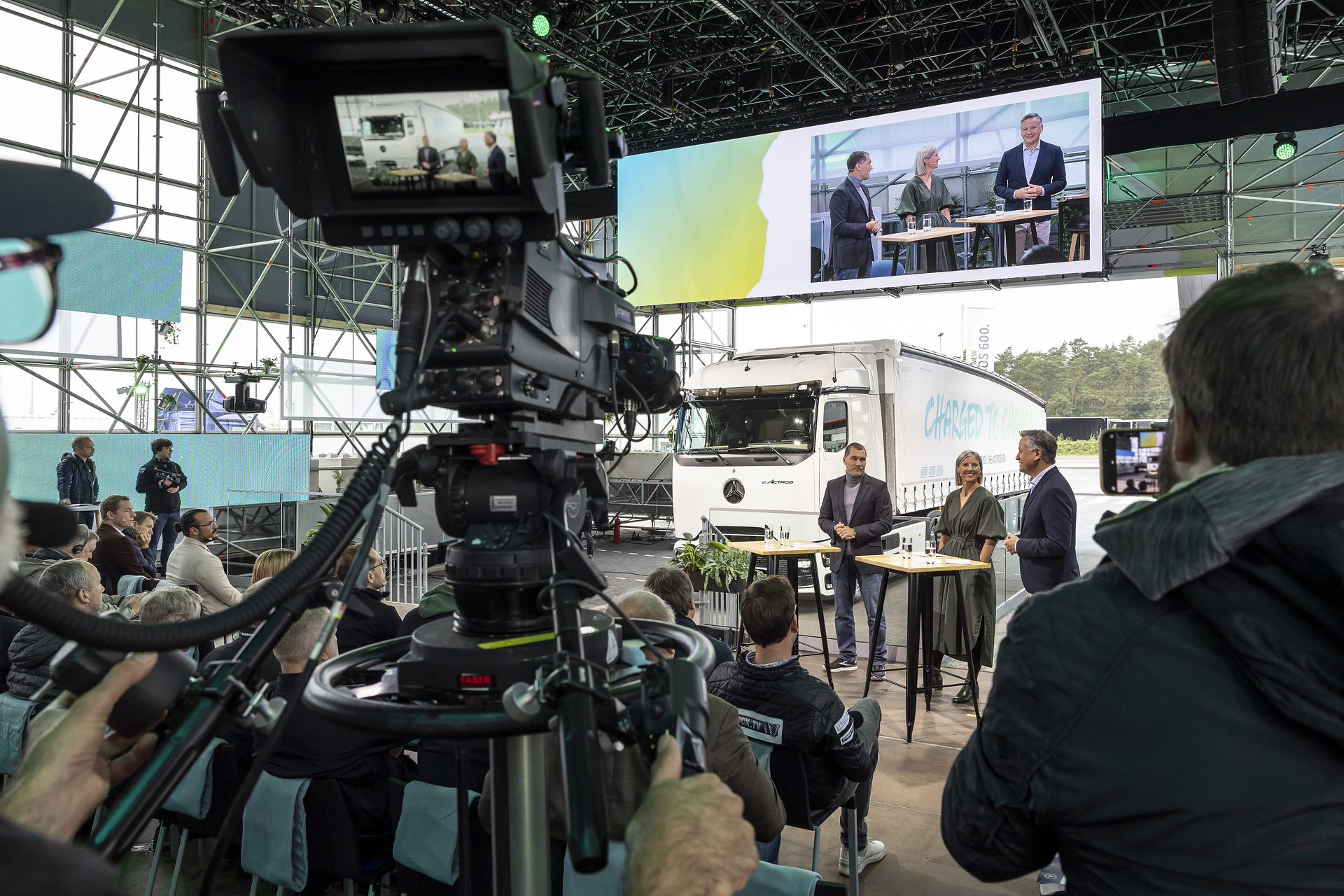 Mercedes-Benz Trucks feiert Weltpremiere des batterieelektrischen Fernverkehrs-Lkw eActros 600