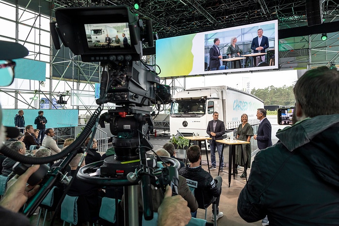 Mercedes-Benz Trucks feiert Weltpremiere des batterieelektrischen Fernverkehrs-Lkw eActros 600