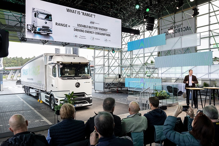 Mercedes-Benz Trucks feiert Weltpremiere des batterieelektrischen Fernverkehrs-Lkw eActros 600