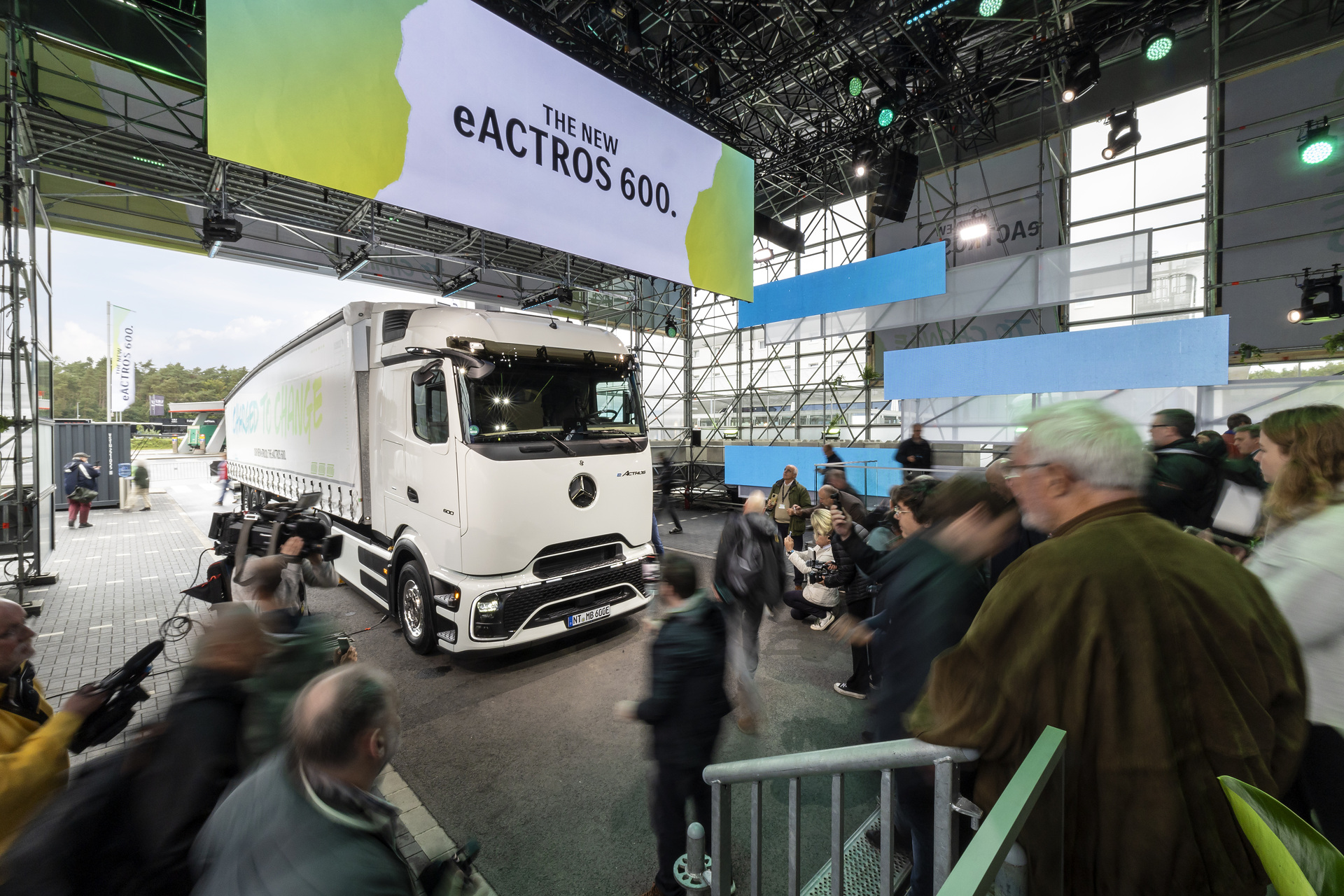 Mercedes-Benz Trucks feiert Weltpremiere des batterieelektrischen Fernverkehrs-Lkw eActros 600