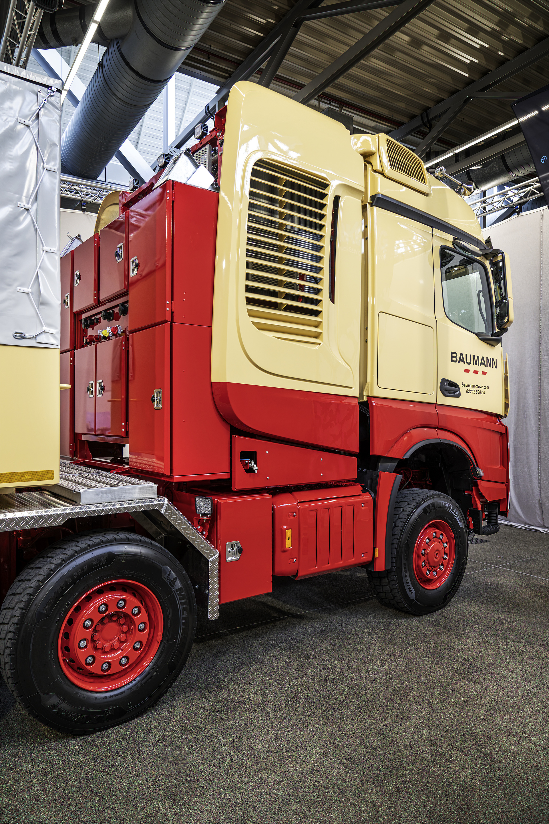 1.000 Tonnen Lastkraft wagen: Mercedes-Benz Trucks übergibt besonderen Schwerlast-Lkw an Kunden