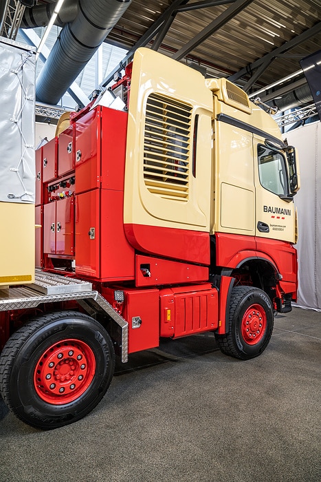 1.000 Tonnen Lastkraft wagen: Mercedes-Benz Trucks übergibt besonderen Schwerlast-Lkw an Kunden