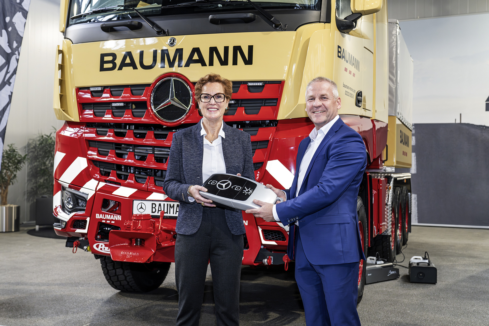 1.000 Tonnen Lastkraft wagen: Mercedes-Benz Trucks übergibt besonderen Schwerlast-Lkw an Kunden