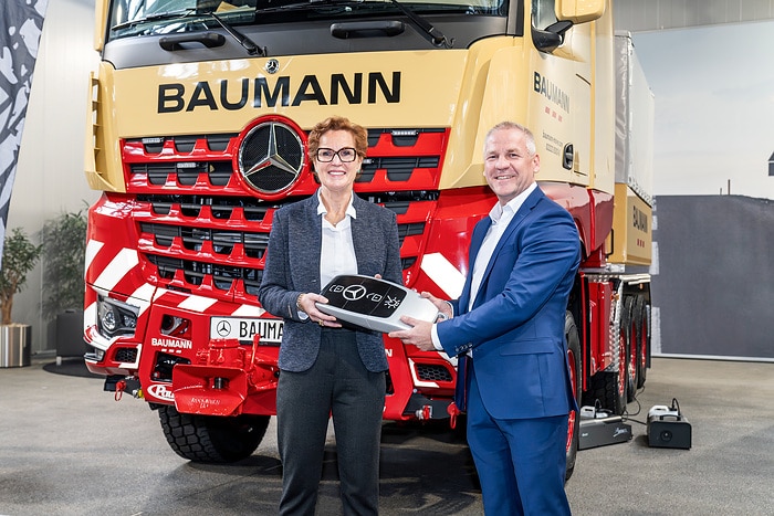 1.000 Tonnen Lastkraft wagen: Mercedes-Benz Trucks übergibt besonderen Schwerlast-Lkw an Kunden