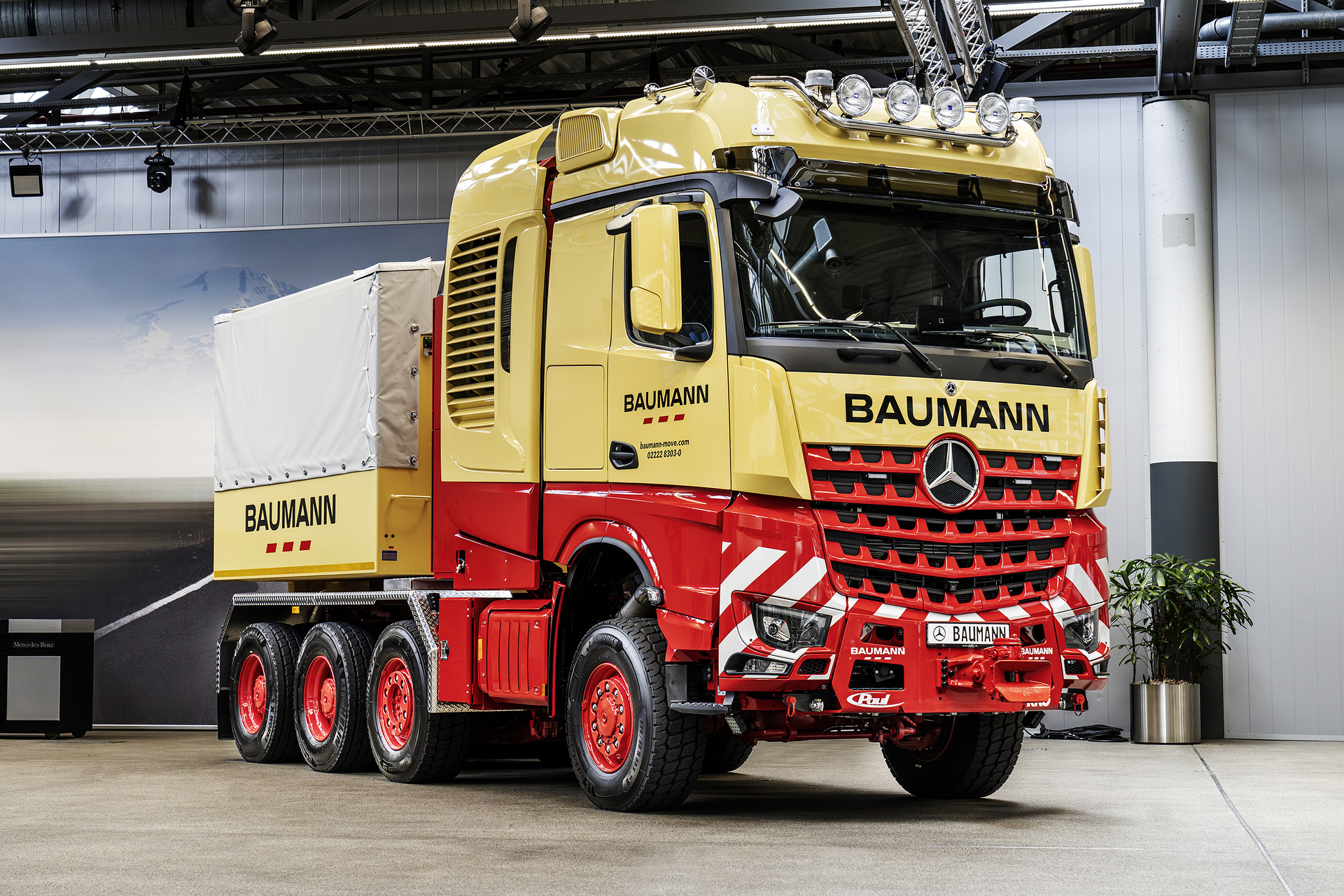 1.000 Tonnen Lastkraft wagen: Mercedes-Benz Trucks übergibt besonderen Schwerlast-Lkw an Kunden