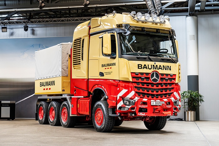 1.000 Tonnen Lastkraft wagen: Mercedes-Benz Trucks übergibt besonderen Schwerlast-Lkw an Kunden