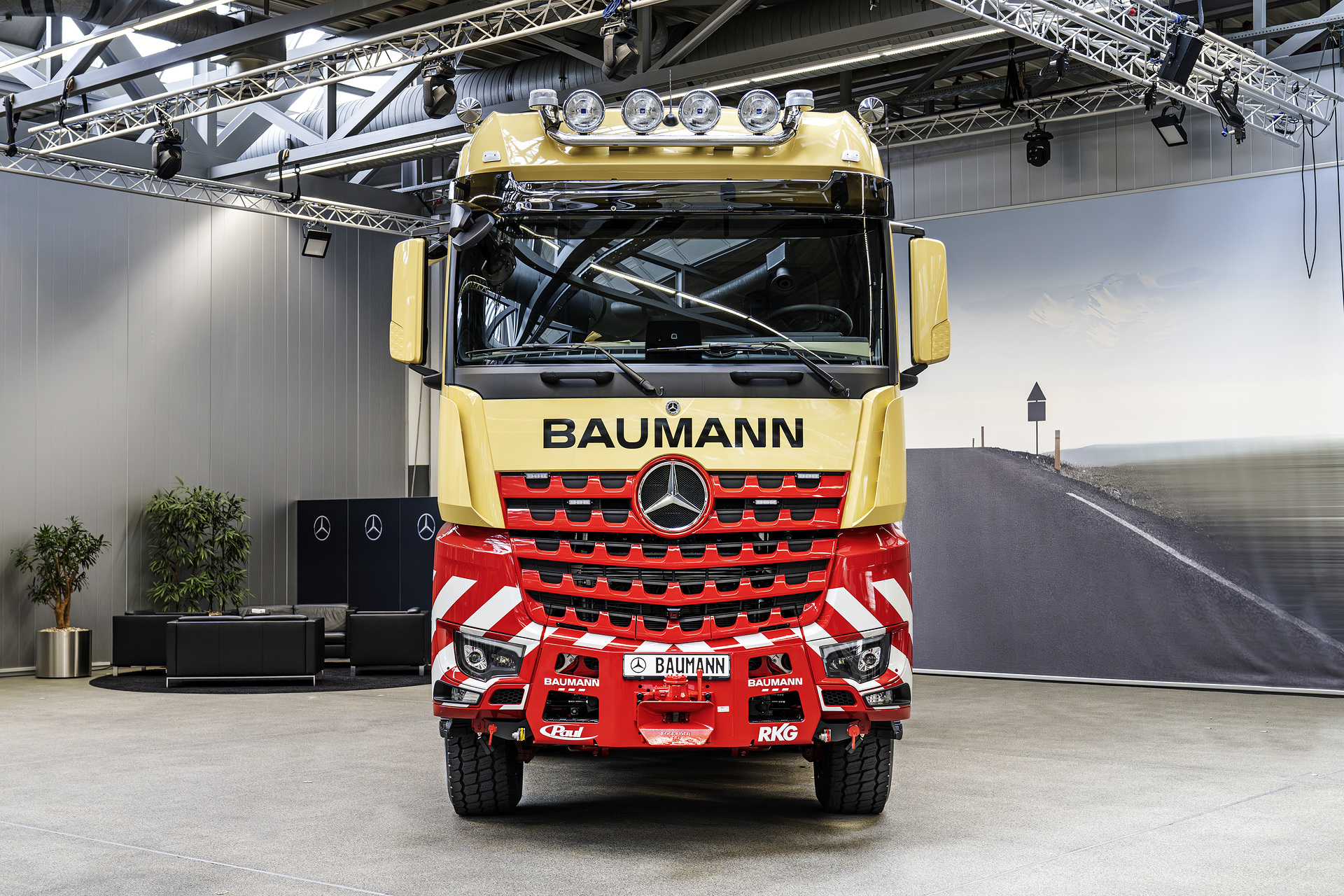 1.000 Tonnen Lastkraft wagen: Mercedes-Benz Trucks übergibt besonderen Schwerlast-Lkw an Kunden