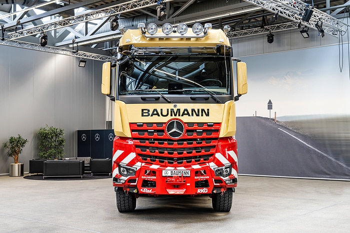 1.000 Tonnen Lastkraft wagen: Mercedes-Benz Trucks übergibt besonderen Schwerlast-Lkw an Kunden