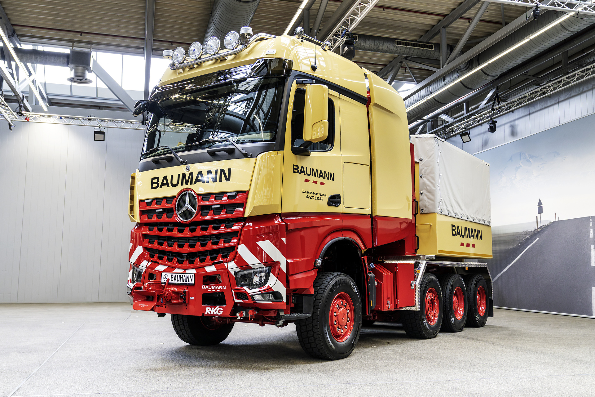 1.000 Tonnen Lastkraft wagen: Mercedes-Benz Trucks übergibt besonderen Schwerlast-Lkw an Kunden