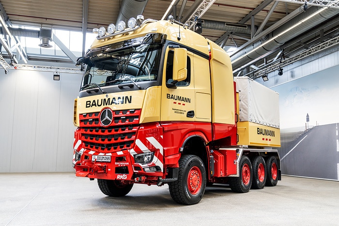 1.000 Tonnen Lastkraft wagen: Mercedes-Benz Trucks übergibt besonderen Schwerlast-Lkw an Kunden