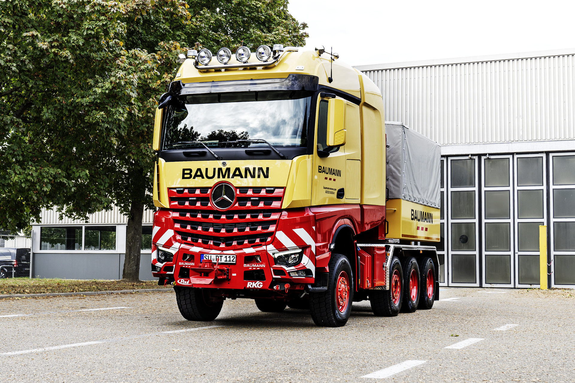 1.000 Tonnen Lastkraft wagen: Mercedes-Benz Trucks übergibt besonderen Schwerlast-Lkw an Kunden