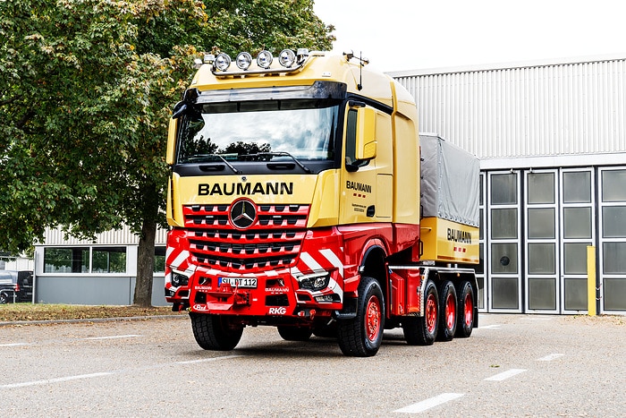 1.000 Tonnen Lastkraft wagen: Mercedes-Benz Trucks übergibt besonderen Schwerlast-Lkw an Kunden