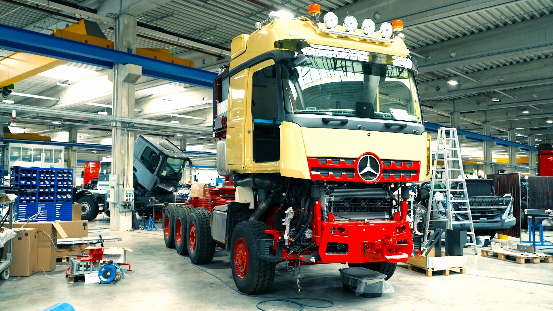 1.000 Tonnen Lastkraft wagen: Mercedes-Benz Trucks übergibt besonderen Schwerlast-Lkw an Kunden