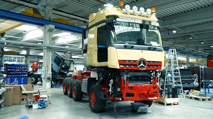 1.000 Tonnen Lastkraft wagen: Mercedes-Benz Trucks übergibt besonderen Schwerlast-Lkw an Kunden