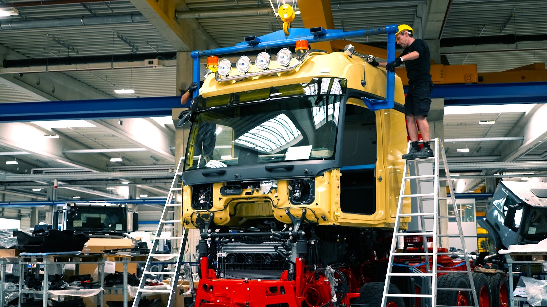 1.000 Tonnen Lastkraft wagen: Mercedes-Benz Trucks übergibt besonderen Schwerlast-Lkw an Kunden