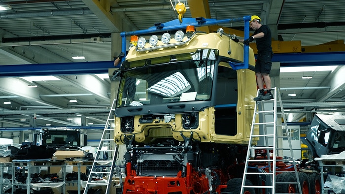 1.000 Tonnen Lastkraft wagen: Mercedes-Benz Trucks übergibt besonderen Schwerlast-Lkw an Kunden