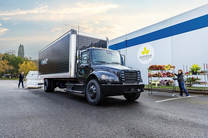 Daimler Truck North America startet Serienproduktion des batterieelektrischen Freightliner eM2