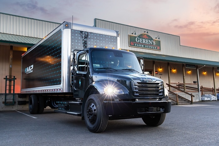 Daimler Truck North America startet Serienproduktion des batterieelektrischen Freightliner eM2