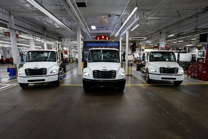 Daimler Truck North America startet Serienproduktion des batterieelektrischen Freightliner eM2