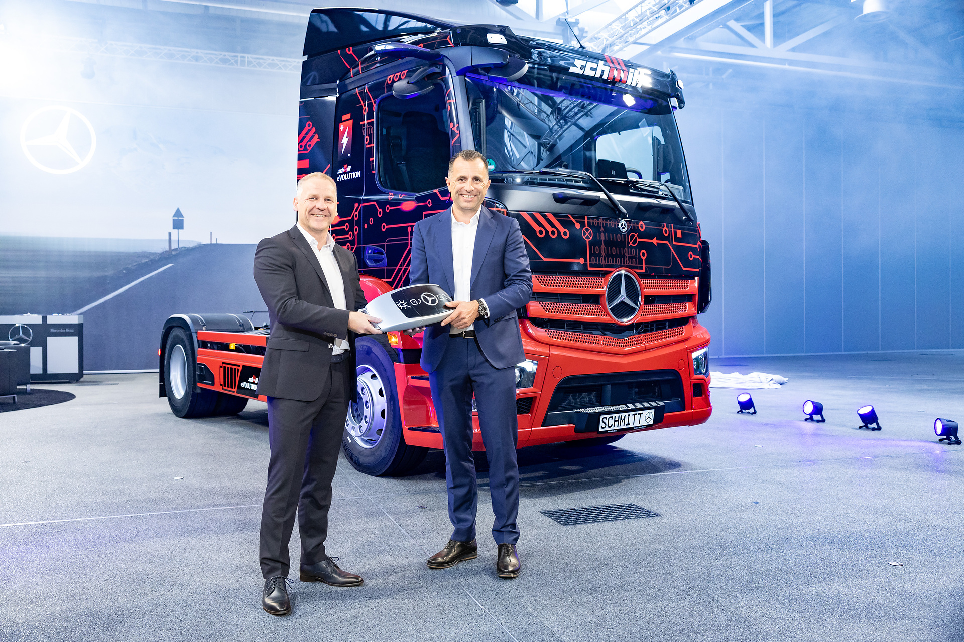 Erste eActros 300 Sattelzugmaschine in Deutschland an Logistik Schmitt übergeben, im Bild: v.l.n.r. Ronald Ott, Leiter Vertrieb Lkw Mercedes-Benz und FUSO Deutschland und Rainer Schmitt, geschäftsführender Gesellschafter von Logistik Schmitt Erste eActros 300 Sattelzugmaschine in Deutschland an Logistik Schmitt übergeben – Serienstart Ende des Jahres
