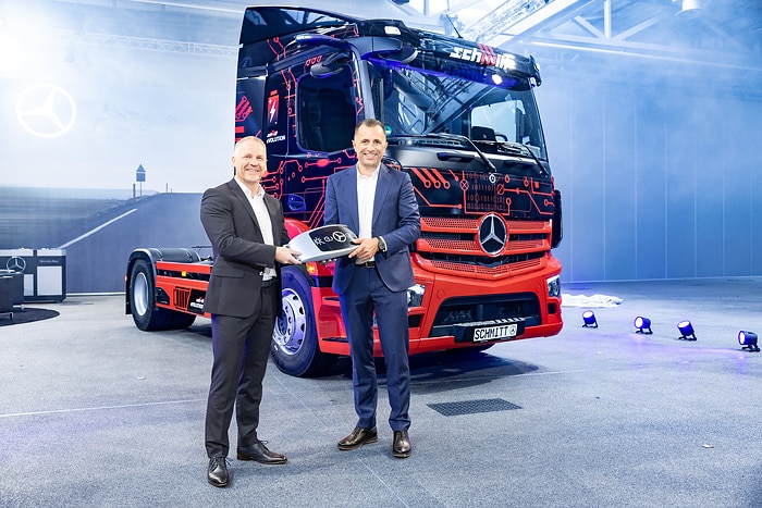 Erste eActros 300 Sattelzugmaschine in Deutschland an Logistik Schmitt übergeben – Serienstart Ende des Jahres