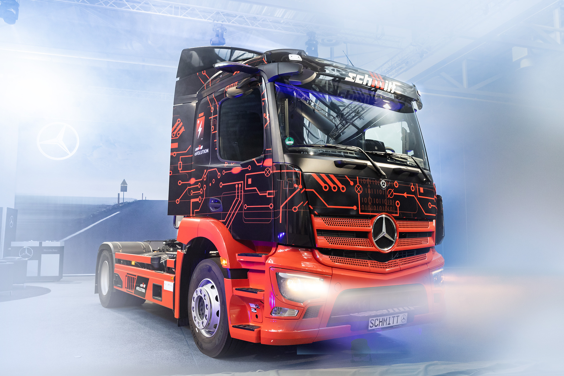 Erste eActros 300 Sattelzugmaschine in Deutschland an Logistik Schmitt übergeben – Serienstart Ende des Jahres Erste eActros 300 Sattelzugmaschine in Deutschland an Logistik Schmitt übergeben – Serienstart Ende des Jahres