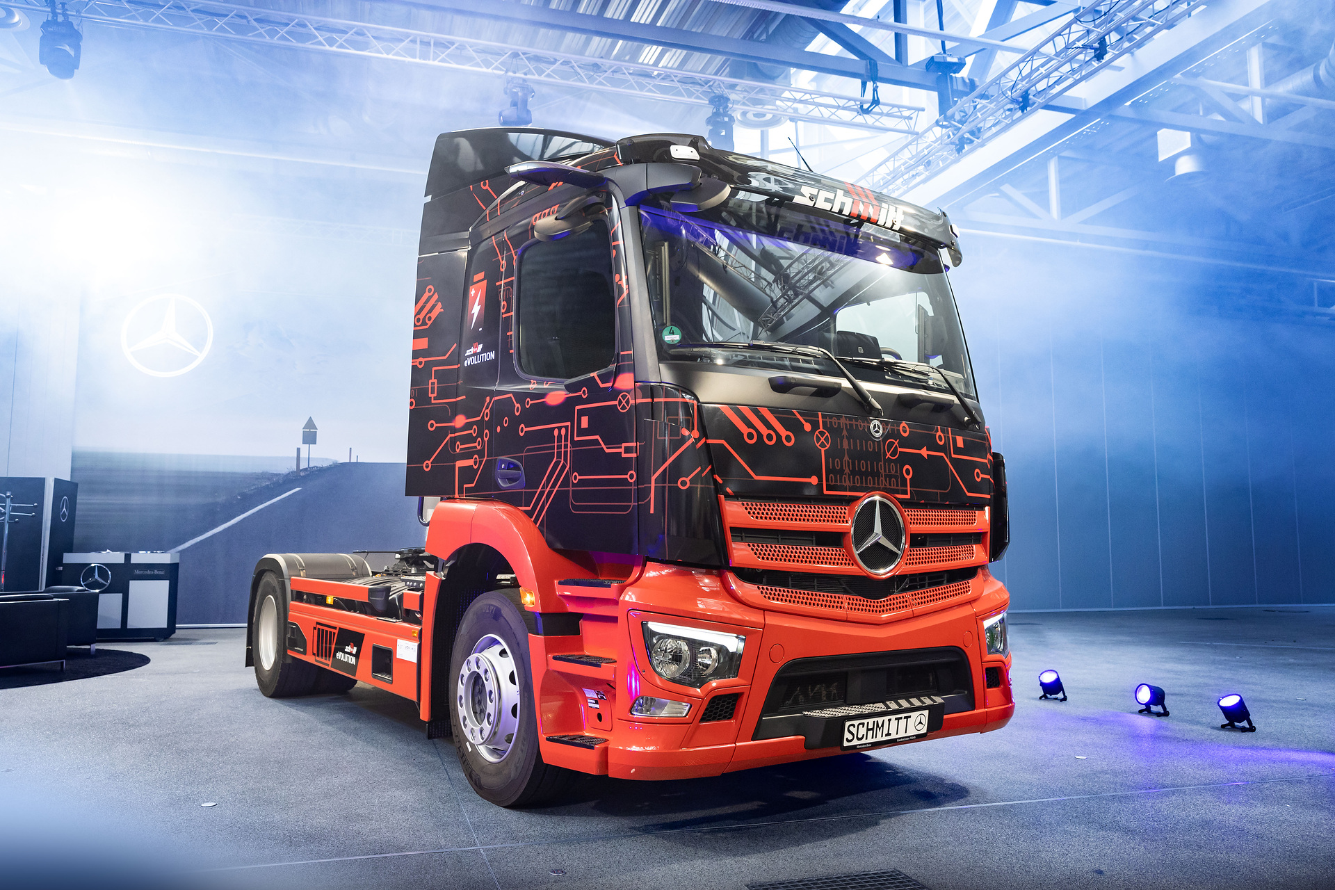 Erste eActros 300 Sattelzugmaschine in Deutschland an Logistik Schmitt übergeben – Serienstart Ende des Jahres Erste eActros 300 Sattelzugmaschine in Deutschland an Logistik Schmitt übergeben – Serienstart Ende des Jahres