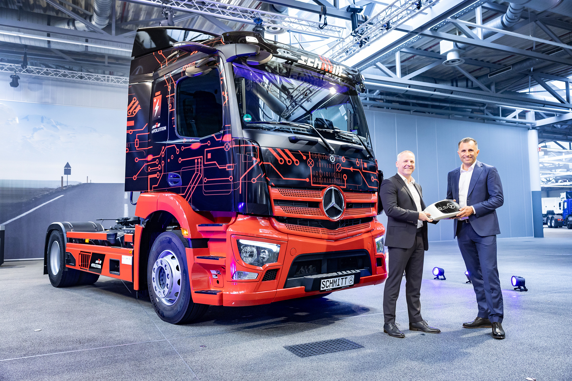 Erste eActros 300 Sattelzugmaschine in Deutschland an Logistik Schmitt übergeben, im Bild: v.l.n.r. Ronald Ott, Leiter Vertrieb Lkw Mercedes-Benz und FUSO Deutschland und Rainer Schmitt, geschäftsführender Gesellschafter von Logistik Schmitt Erste eActros 300 Sattelzugmaschine in Deutschland an Logistik Schmitt übergeben – Serienstart Ende des Jahres