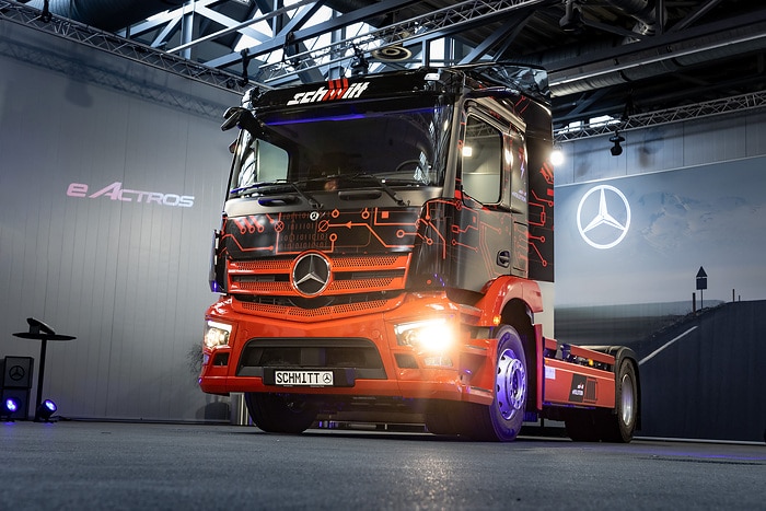 Erste eActros 300 Sattelzugmaschine in Deutschland an Logistik Schmitt übergeben – Serienstart Ende des Jahres