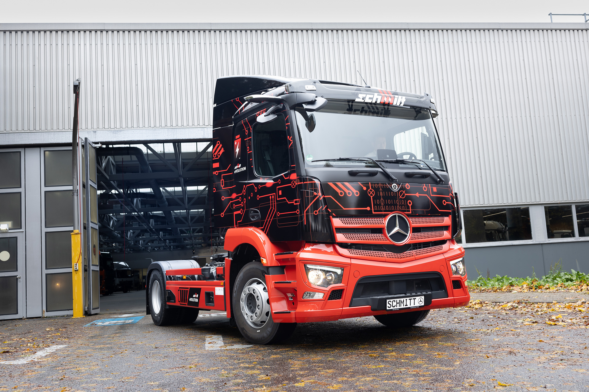 Erste eActros 300 Sattelzugmaschine in Deutschland an Logistik Schmitt übergeben – Serienstart Ende des Jahres Erste eActros 300 Sattelzugmaschine in Deutschland an Logistik Schmitt übergeben – Serienstart Ende des Jahres