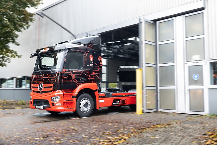 Erste eActros 300 Sattelzugmaschine in Deutschland an Logistik Schmitt übergeben – Serienstart Ende des Jahres