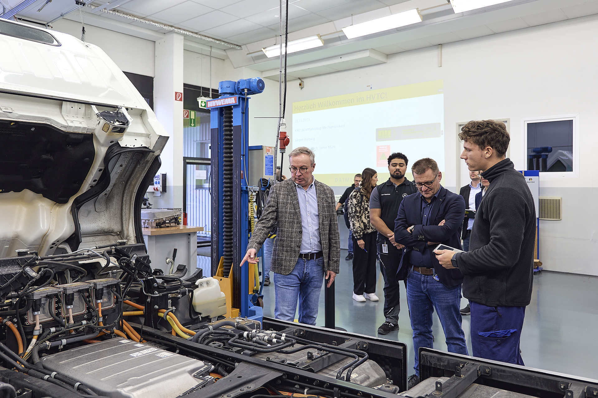 Welcome on board: Daimler Truck Board Member responsible for Human Resources, Jürgen Hartwig, welcomes new apprentices and dual students at the Mannheim site