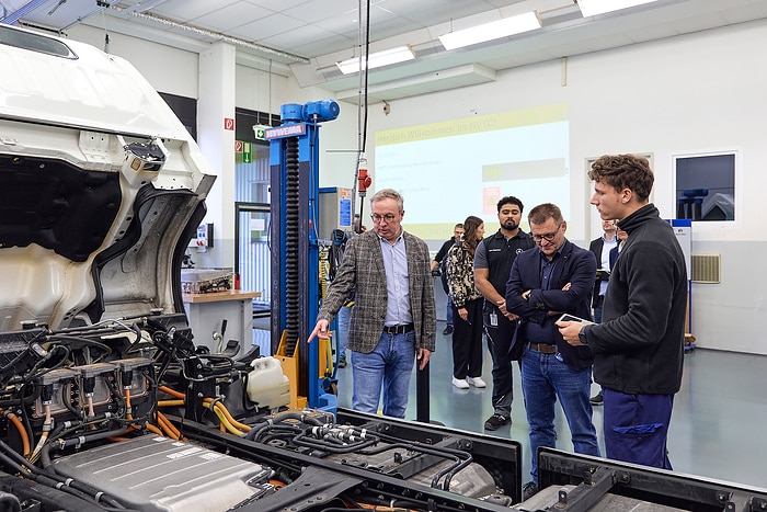 Welcome on board: Daimler Truck Board Member responsible for Human Resources, Jürgen Hartwig, welcomes new apprentices and dual students at the Mannheim site