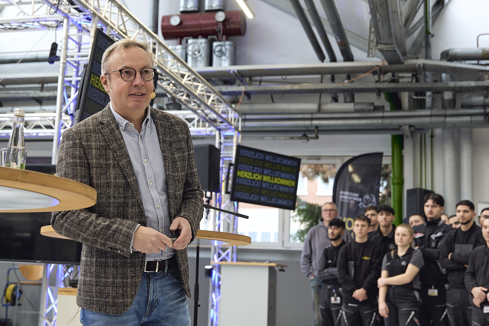 Willkommen an Bord: Daimler Truck-Personalvorstand Jürgen Hartwig begrüßt neue Auszubildende und duale Studierende am Standort Mannheim Willkommen an Bord: Personalvorstand Jürgen Hartwig begrüßt neue Auszubildende und dual Studierende am Standort Mannheim
