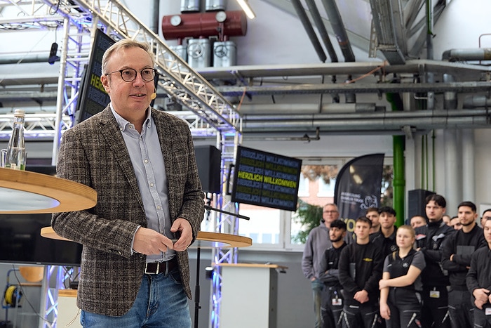 Willkommen an Bord: Personalvorstand Jürgen Hartwig begrüßt neue Auszubildende und dual Studierende am Standort Mannheim