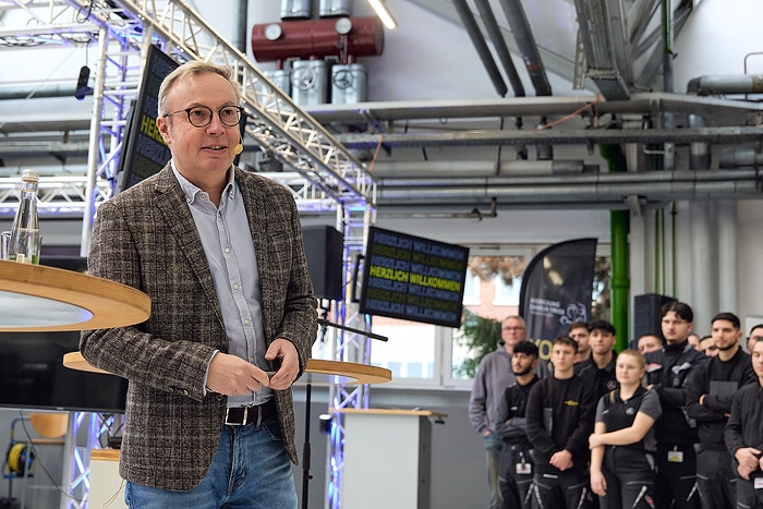 Welcome on board: Daimler Truck Board Member responsible for Human Resources, Jürgen Hartwig, welcomes new apprentices and dual students at the Mannheim site