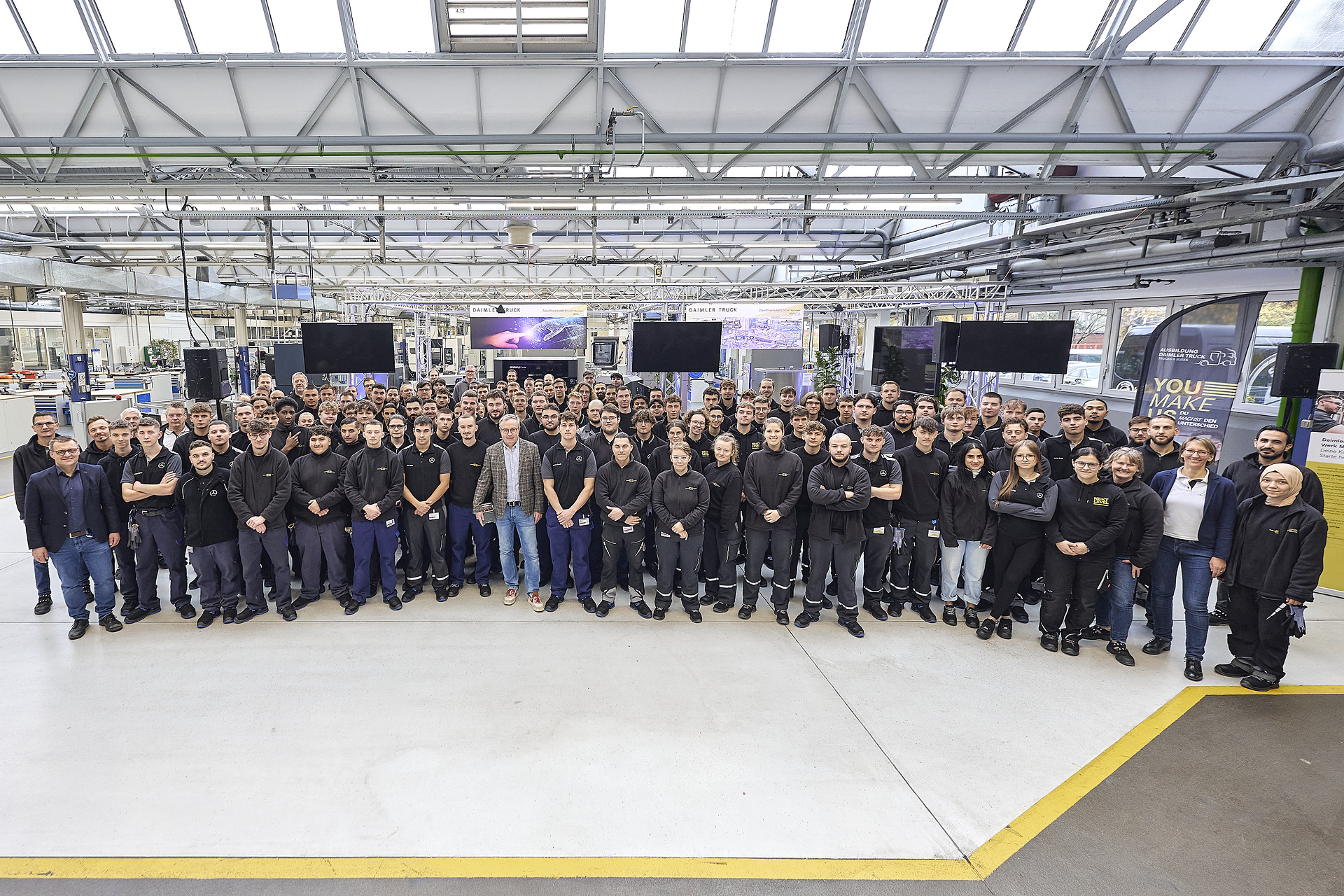 Willkommen an Bord: Daimler Truck-Personalvorstand Jürgen Hartwig begrüßt neue Auszubildende und duale Studierende am Standort Mannheim Willkommen an Bord: Personalvorstand Jürgen Hartwig begrüßt neue Auszubildende und dual Studierende am Standort Mannheim