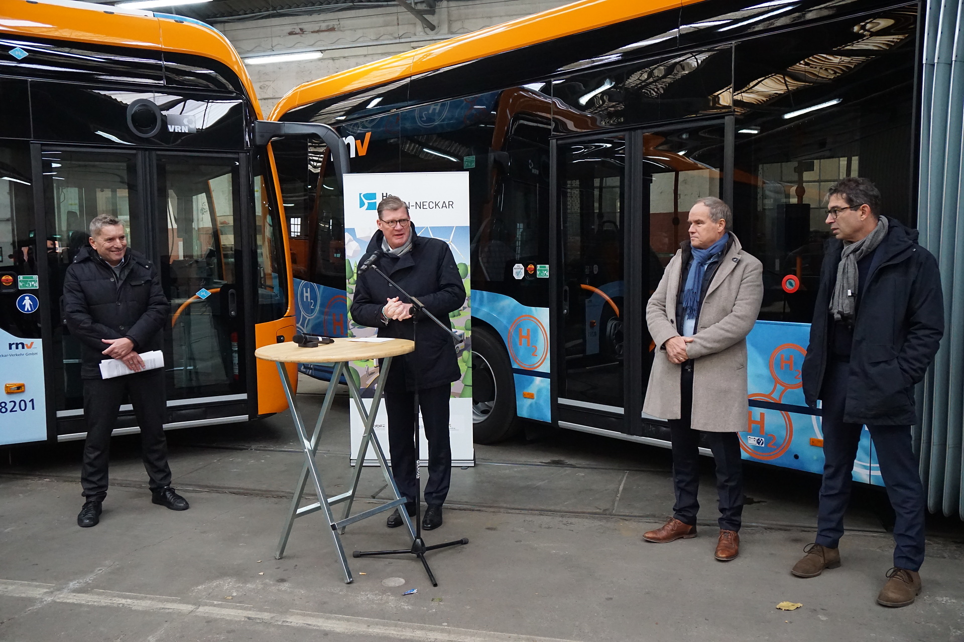 Martin in der Beek (technischer Geschäftsführer Rhein-Neckar Verkehr GmbH); Till Oberwörder (CEO Daimler Buses); Prof. Dr. Eckart Würzner (Oberbürgermeister Heidelberg);Dr. Andre Baumann (Staatssekretär im Ministerium für Umwelt, Klima und Energiewirtschaft Baden-Württemberg) Auslieferung der weltweit ersten Serienfahrzeuge Mercedes-Benz eCitaro G fuel cell an Rhein-Neckar-Verkehr GmbH