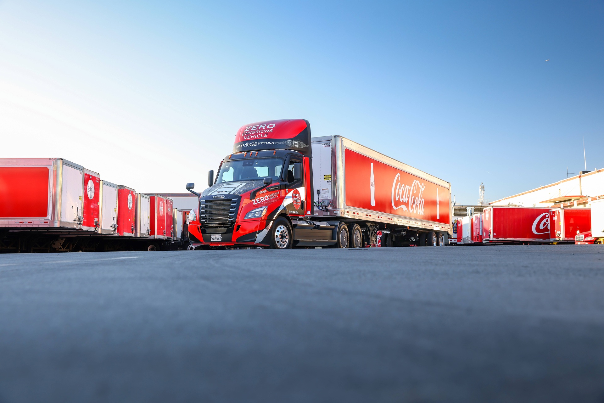 Freightliner eCascadia in Reyes's Coca-Cola Bottling fleet Daimler Truck: 20 battery electric Freightliner eCascadias hit the roads for Reyes Coca-Cola Bottling