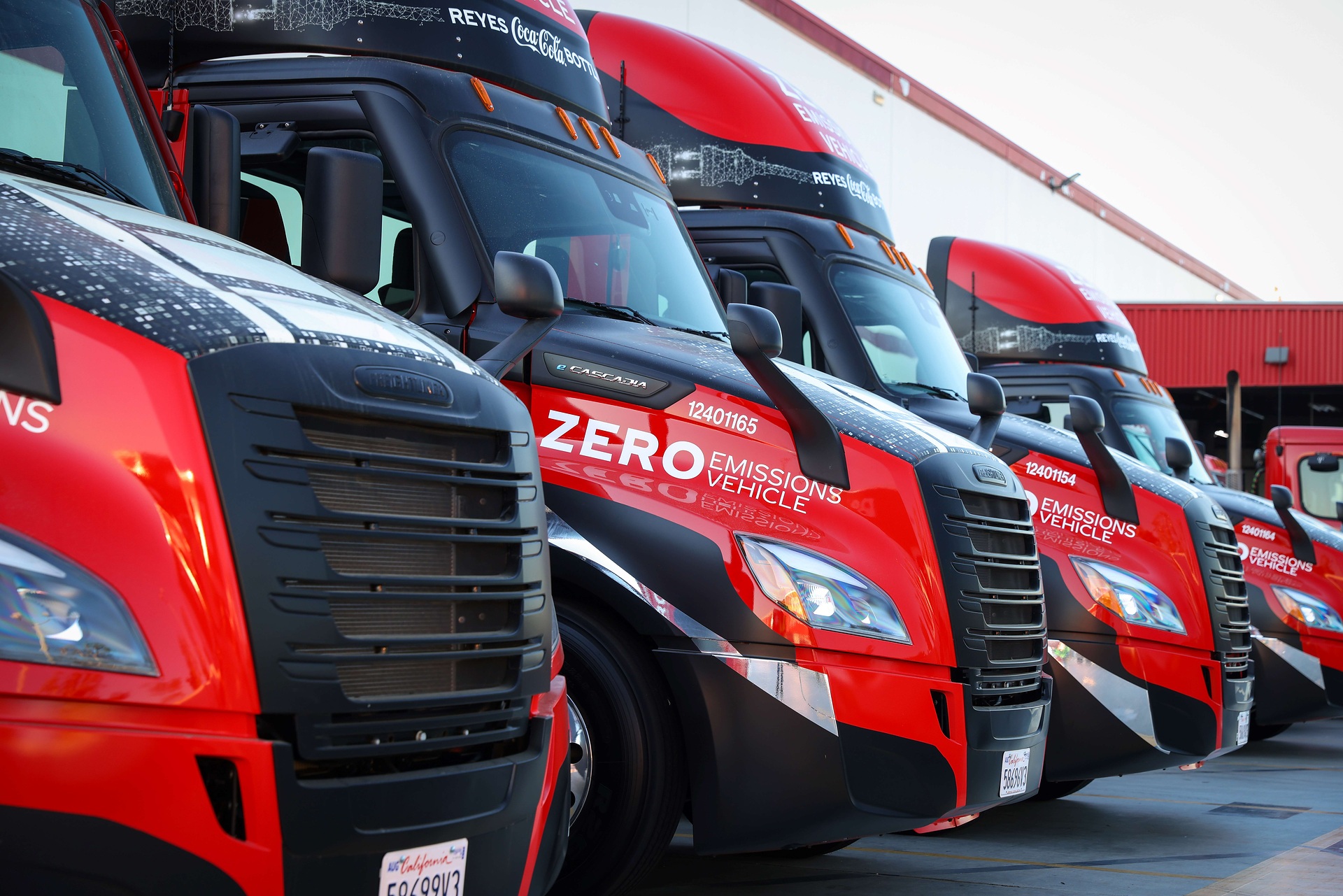 Freightliner eCascadia in Reyes's Coca-Cola Bottling fleet Daimler Truck: 20 battery electric Freightliner eCascadias hit the roads for Reyes Coca-Cola Bottling