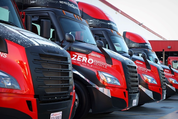 Daimler Truck: 20 battery electric Freightliner eCascadias hit the roads for Reyes Coca-Cola Bottling