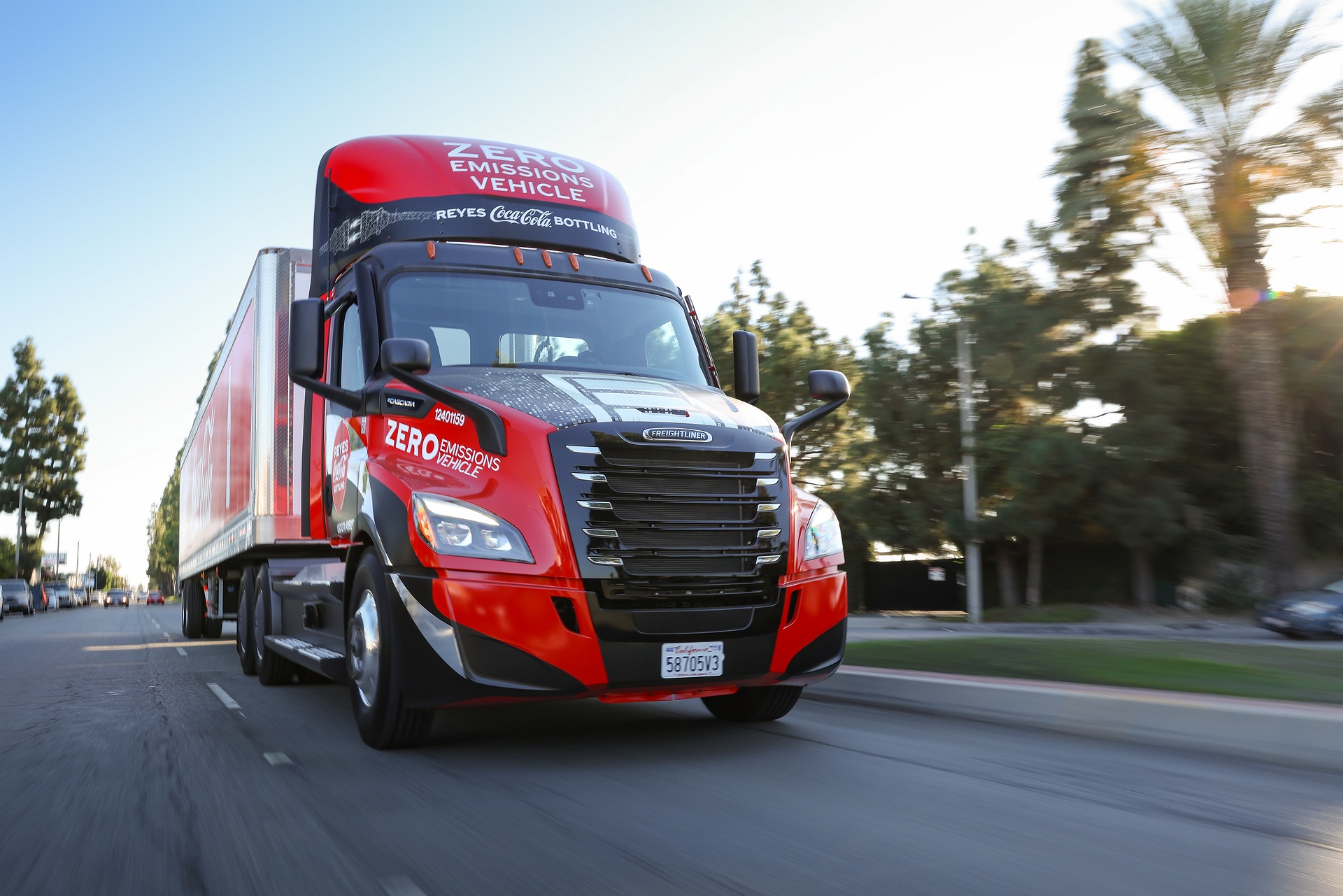 Freightliner eCascadia in Reyes's Coca-Cola Bottling fleet Daimler Truck: 20 battery electric Freightliner eCascadias hit the roads for Reyes Coca-Cola Bottling